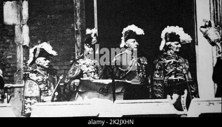 Fotografia di Sir George Bellew, Garter King at Arms (1899-1993), che legge la proclamazione di adesione della Regina Elisabetta II (1926-) dopo la morte del padre. Febbraio 8, 1952 Foto Stock