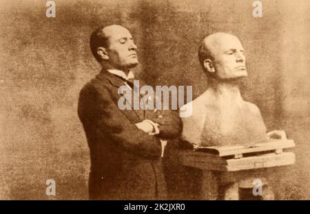 Fotografia di Benito Mussolini (1883-1945) un politico italiano, dittatore e giornalista, posa per il suo busto. In data xx secolo Foto Stock
