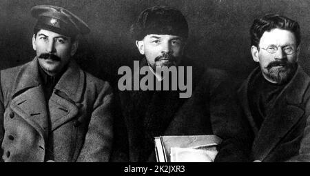 Fotografia di tre importanti rivoluzionari russi. Da sinistra a destra: Joseph Stalin (1878-1953) leader dell Unione Sovietica, Vladimir Lenin (1870-1924) e Mikhail Kalinin (1875-1946) del capo di stato della federazione SFSR e successivamente dell'Unione Sovietica. In data xx secolo Foto Stock