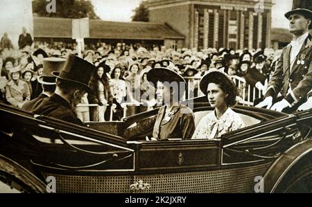 Fotografia della Regina Elisabetta II (1926 -) e la principessa Margaret (1930-2002) arrivando a Ascot. In data xx secolo Foto Stock