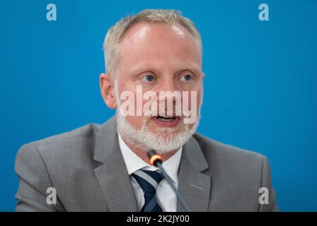 Monaco, Germania. 23rd Set, 2022. Ulrich Singer, leader del gruppo parlamentare AFD nel parlamento di Stato bavarese, partecipa a una conferenza stampa dopo il ritiro autunnale del gruppo parlamentare AFD. I temi del ritiro includevano l'approvvigionamento energetico, l'inflazione, gli alloggi e il sistema sanitario. Credit: Sven Hoppe/dpa/Alamy Live News Foto Stock