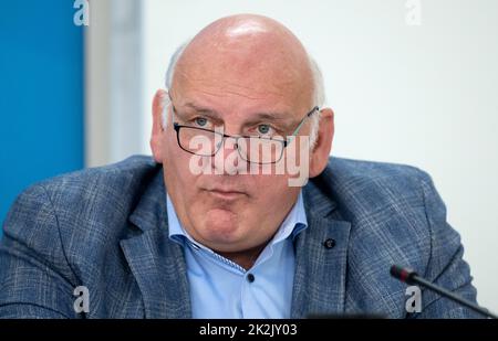 Monaco, Germania. 23rd Set, 2022. Franz Bergmüller, vicedirettore del gruppo parlamentare AFD nel parlamento di Stato bavarese, partecipa a una conferenza stampa dopo il ritiro autunnale del gruppo parlamentare AFD. I temi del ritiro includevano l'approvvigionamento energetico, l'inflazione, gli alloggi e il sistema sanitario. Credit: Sven Hoppe/dpa/Alamy Live News Foto Stock