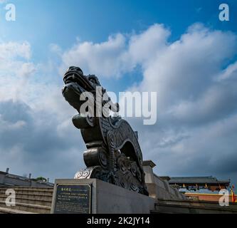 Il drago di bronzo primaverile e autunnale della città culturale di Confucio, contea di Suixi, Cina Foto Stock