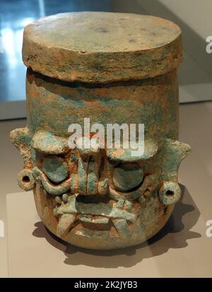 Vaso in ceramica raffigurante la pioggia Maya divinità, Chaac, Yucatan, Messico. Datato 1250-1550 annuncio. Foto Stock