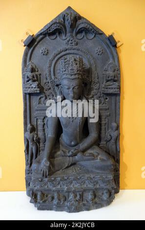 La scultura depciting coronata Buddha seduto dalla pala periodo. Bihar, in India. Datata xi secolo Foto Stock