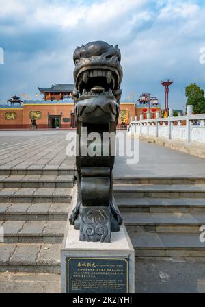 Il drago di bronzo primaverile e autunnale della città culturale di Confucio, contea di Suixi, Cina Foto Stock