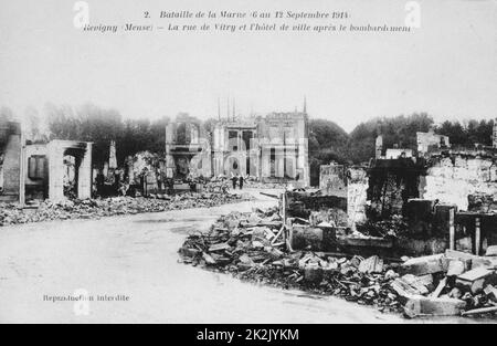 I Guerra Mondiale 1914-1918: Conseguenze della Prima battaglia della Marna, nei pressi di Parigi, Francia, 5-12 settembre 1914 - Consente di visualizzare la città di Revigny con il municipio, centro, dopo il bombardamento. La battaglia è stato un alleato per la vittoria strategica. Foto Stock