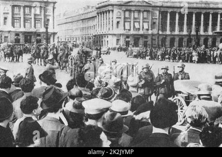 Occupazione tedesca di Parigi - i cittadini francesi guardare come le truppe tedesche passano attraverso la Place de la Concorde, 14 giugno 1940. Il governo francese ha firmato un armistizio e Parigi fu consegnato intatto agli invasori Foto Stock