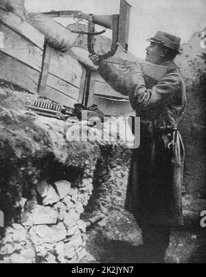 I Guerra Mondiale 1914-1918: soldato francese del metodo improvvisato di utilizzando il suo fucile con un periscopio, consentendogli di fuoco senza mettere la sua testa al di sopra dei sacchi di sabbia di protezione. Da "Le Pays de France", Parigi, 23 settembre 1915. Foto Stock