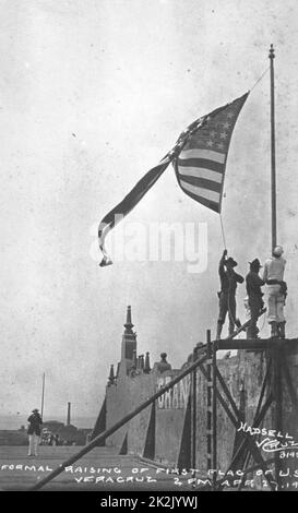 'Sollevamento formale della prima bandiera degli Stati Uniti Veracruz 2 P.M. 27 aprile 1914 da John H. Quick' Fotografia di Walter P. Hadsell presa durante l'occupazione degli Stati Uniti di Veracruz, 1914. Guerra spagnola americana Foto Stock