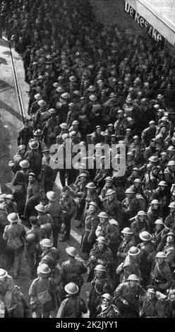 Operazione Dynamo: Truppe britanniche tornano in sicurezza in un porto di casa, alcuni dei 338.226 uomini britannici, francesi e belgi evacuati da Dunkirk dal 27 maggio al 3 giugno, risparmiati dall'avanzata tedesca in Francia. Foto Stock