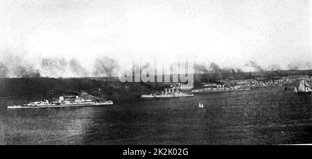 Flotta imperiale tedesca sotto vapore nella baia di Kiel. I cantieri navali imperiali e la base della flotta erano a Kiel. Inizio 20th ° secolo. Foto Stock