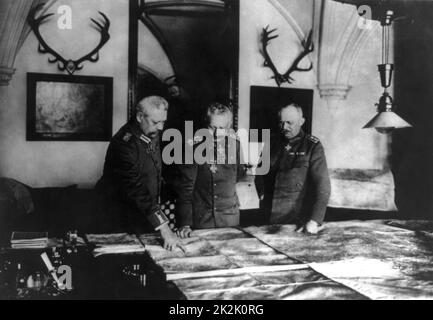 Prima guerra mondiale: Guglielmo II di Germania (al centro) studia le mappe con i suoi comandanti superiori generale Hindenburg, a sinistra, e generale Ludendorf, a destra. Foto Stock