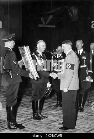 Heinrich Himmler offre ad Adolf Hitler un dipinto confiscato per il suo 50th° compleanno. Aprile 1939 Foto Stock