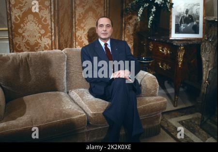 Jacques Chirac, allora primo ministro, in posa a Matignon. A destra, un ritratto dell'ex presidente della Repubblica Georges Pompidou. 1988 Foto Stock