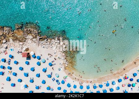 Vista aerea della famosa spiaggia di sabbia soleggiata di Konnos. Cipro Foto Stock