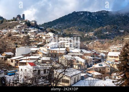 Villaggio coperto di neve di Kyperounda. Distretto di Limassol, Cipro Foto Stock