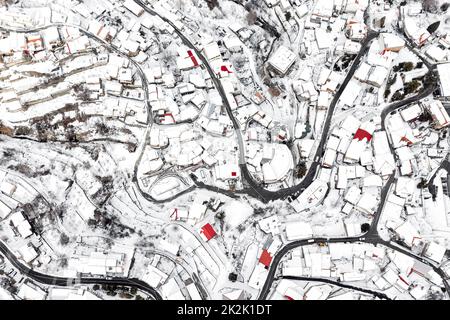 Vista dall'alto del villaggio di Kyperounta innevato. Distretto di Limassol, Cipro Foto Stock