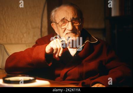 L'attore e regista francese Charles Vanel nella sua casa a Mouans Sartoux (Alpes-Maritimes). Febbraio 1989 Foto Stock