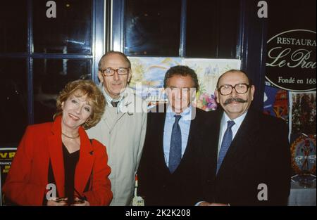 Il team del programma televisivo 'Caméra cachée' durante una serata al ristorante parigino le Procope (17th ° arrondissement). Da sinistra a destra: Colette Brosset, Robert Dhéry, Jacques Rouland, Jacques Legra. 1989 Foto Stock