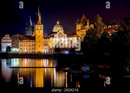 Vista notturna panoramica del Ponte Carlo e degli edifici lungo il fiume Moldava. Praga, Repubblica Ceca Foto Stock