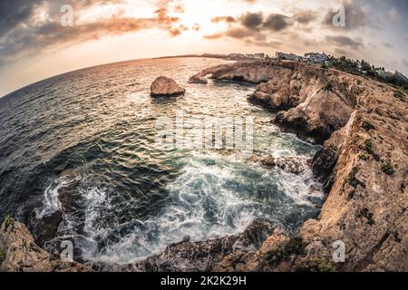 Arco di roccia naturale nei pressi di Ayia Napa nel parco naturale di cavo Greco. Distretto di Famagosta, Cipro Foto Stock