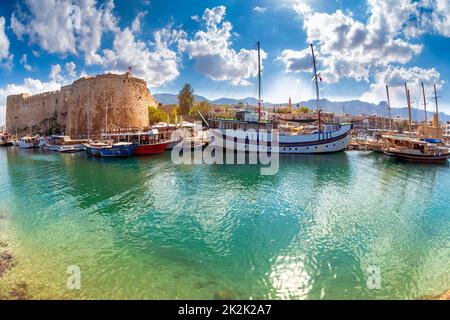 Il porto e il castello medievale di Kyrenia. Cipro Foto Stock