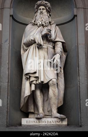 Leonardo da Vinci - Statua del genio, situata di fronte alla Galleria degli Uffizi a Firenze, in zona pubblica Foto Stock