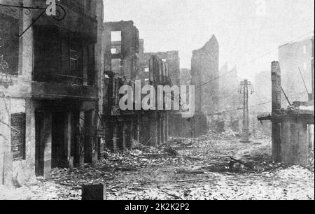 Guerra civile spagnola (1936-1939); strade devastate di Guernica dopo il bombardamento; aprile 1937 Foto Stock