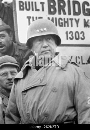 Il generale George Patton visita i soldati del Reggimento ingegnere del 1303rd, che hanno appena completato la costruzione di un ponte sul fiume Sauer, che collega il Lussemburgo alla Germania. 20 febbraio 1945 Foto Stock