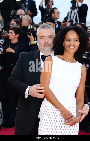 Luc Besson con la moglie Virginie Silla arriva sul tappeto rosso per il film 'The Last Face' 69th Festival di Cannes 20 maggio 2016 Foto Stock