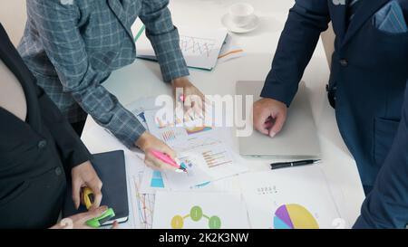 Riunione del team aziendale presenta il progetto analizzando i grafici dei redditi Foto Stock