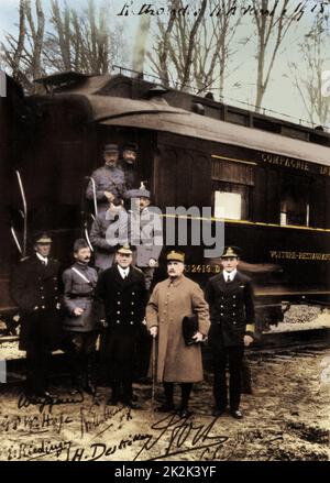 L'armistizio firmato a Rethondes. I plenipotenziari alleati scendendo dal treno. Dal l. al r., in prima fila: Ammiraglio speranza, Generale Weygang, Ammiraglio Wemyss, Maresciallo Foch, Capitano Marriot. 11 novembre 1918 Francia - prima guerra mondiale Parigi. Bibliothèque nationale fotografia colorata Foto Stock