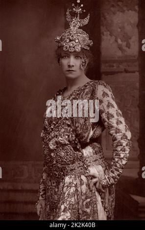 Sarah Bernhardt (1844-1923) attrice francese, ampiamente ritenuta essere la più grande attrice del suo tempo in qualsiasi lingua. Da 'The Cabinet Portrait Gallery' (Londra, 1890-1894). Woodburytype dopo la fotografia di W & D Downey. Teatro Foto Stock