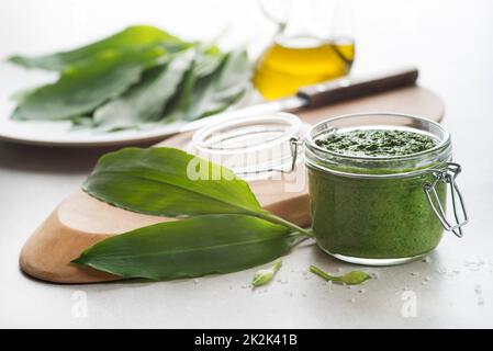 Pesto di ramson all'aglio selvatico Foto Stock