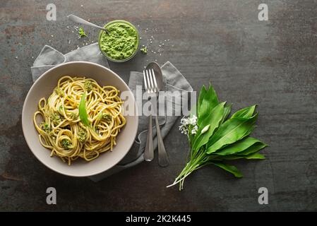 Al pesto pasta Foto Stock