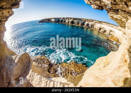 Grotte marine vicino a Capo Greko. Mar Mediterraneo. Cipro Foto Stock