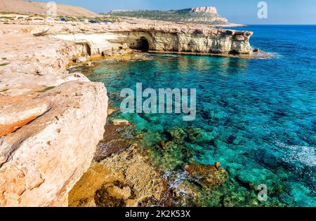 Riva del mare in Aiya Napa vicino a Capo Greco, Cipro Foto Stock