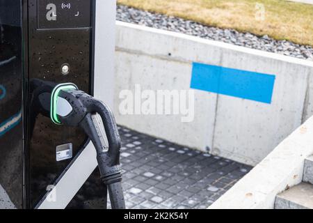 Stazione di ricarica per auto elettriche nel parcheggio all'aperto Foto Stock