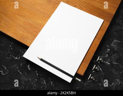 Carta intestata, matita, fermagli metallici Foto Stock