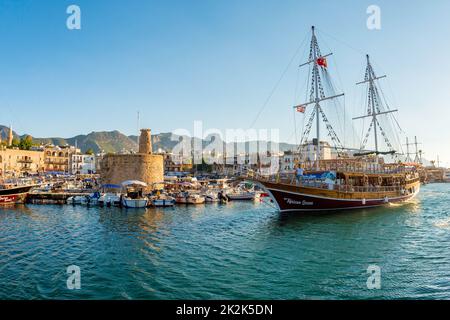 Kyrenia (Girne), CIPRO - 5 LUGLIO: Fregata nel porto di Kyrenia il 5 luglio 2015. Il porto di Kyrenia è attualmente una famosa località turistica. Foto Stock