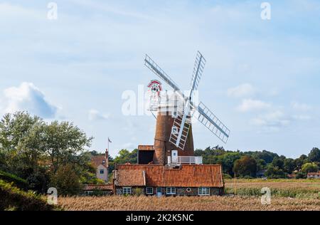 Cley Windmill, un punto di riferimento vicino alla costa di Cley-Next-the-Sea, un villaggio costiero sulla costa nord di Norfolk, East Anglia, Inghilterra, ora un hotel Foto Stock