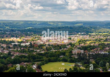 Vista panoramica in lontananza elevata da Box Hill della città di Dorking in Surrey e circostante boscosa North Downs campagna a metà estate Foto Stock