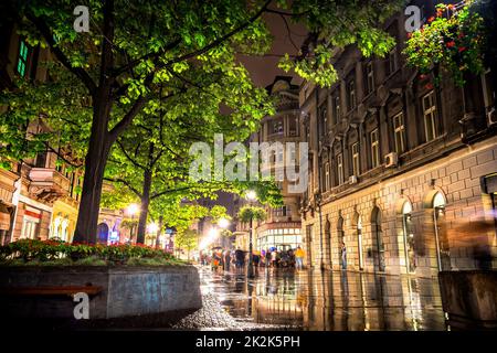 BELGRADO, SERBIA - 25 SETTEMBRE: Pioggia in via Knez Mihailova il 25 settembre 2015 a Belgrado, Serbia. Street è la principale via dello shopping di Belgrado Foto Stock