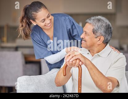 Assistenza sanitaria, gentilezza e supporto con l'infermiera che aiuta i pazienti anziani a vivere in casa, sorridere e soddisfare. Buon uomo anziano che si lega con un Foto Stock