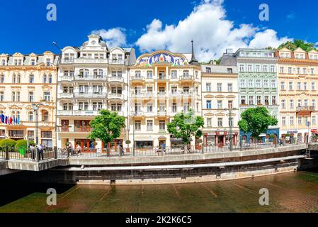 Karlovy Vary, Repubblica Ceca - 26 maggio 2017: Strada soleggiata sul fiume Tepla Foto Stock