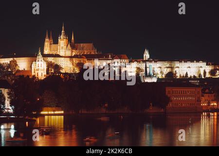 Castello di Praga di notte, vista da tutta Vltava Foto Stock