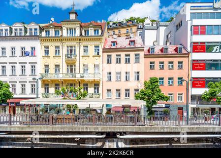 Karlovy Vary, Repubblica Ceca - 26 maggio 2017: Edifici colorati sulla strada vicino al fiume Tepla Foto Stock