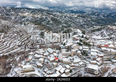 Villaggio di Kyperounta innevato. Distretto di Limassol, Cipro Foto Stock
