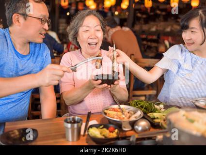 Una famiglia felice festeggia la giornata delle madri al ristorante Foto Stock